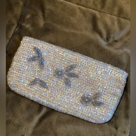 Gorgeous vintage looking beaded and sequined clutch. Pretty iridescent looking - Picture 8 of 11